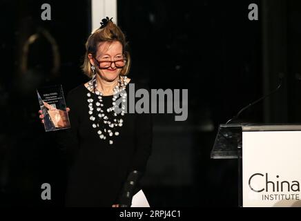 191126 -- NEW YORK, 26 novembre 2019 -- Dorinda Elliott, Senior Vice President e Director of Programs and Center for Business of China Institute, riceve il Lifetime Achievement Award sotto il Blue Cloud Award per conto del Professor Emeritus Ezra Vogel dell'Università di Harvard durante il Blue Cloud Gala 2019 a New York, negli Stati Uniti, il 25 novembre 2019. Il Professor Emeritus Ezra Vogel dell'Università di Harvard è stato premiato dal China Institute Here Monday sera con il Blue Cloud Award annuale per il suo contributo e la sua dedizione nel migliorare le relazioni Cina-Stati Uniti. U.S.-NEW YORK-CHINA INSTITUTE-BLUE CLOU Foto Stock