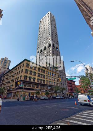 Upper East Side: 1558 Third Avenue è stato controverso per la sua altezza. La torre condominiale fu costruita nel 2016 in cemento e mattoni Kolumba. Foto Stock