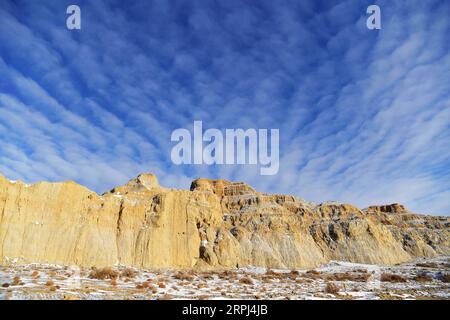 191127 -- FUHAI, 27 novembre 2019 Xinhua -- foto scattata il 26 novembre 2019 mostra il paesaggio di un punto panoramico del lago Ulunggur nella contea di Fuhai, nella regione autonoma di Xinjiang Uygur della Cina nord-occidentale. Famoso per la sua forma unica di terra di Yardang e il paesaggio acquatico, il punto panoramico del lago Ulunggur nella contea di Fuhai ha attirato molti visitatori. Xinhua/Sadat CHINA-XINJIANG-FUHAI-ULUNGGUR LAKE CN PUBLICATIONxNOTxINxCHN Foto Stock