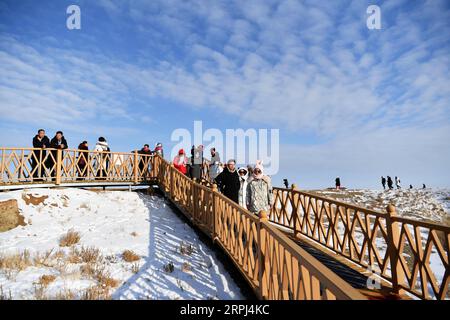 191127 -- FUHAI, 27 novembre 2019 Xinhua -- le persone visitano un punto panoramico del lago Ulunggur nella contea di Fuhai, nella regione autonoma di Xinjiang Uygur della Cina nord-occidentale, 26 novembre 2019. Famoso per la sua forma unica di terra di Yardang e il paesaggio acquatico, il punto panoramico del lago Ulunggur nella contea di Fuhai ha attirato molti visitatori. Xinhua/Sadat CHINA-XINJIANG-FUHAI-ULUNGGUR LAKE CN PUBLICATIONxNOTxINxCHN Foto Stock