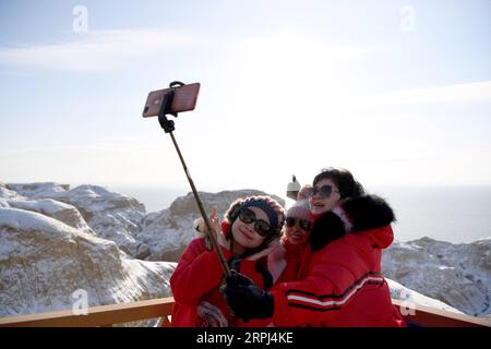 191127 -- FUHAI, 27 novembre 2019 Xinhua -- i visitatori fanno selfie in un punto panoramico del lago Ulunggur nella contea di Fuhai, nella regione autonoma di Xinjiang Uygur della Cina nord-occidentale, 26 novembre 2019. Famoso per la sua forma unica di terra di Yardang e il paesaggio acquatico, il punto panoramico del lago Ulunggur nella contea di Fuhai ha attirato molti visitatori. Xinhua/Sadat CHINA-XINJIANG-FUHAI-ULUNGGUR LAKE CN PUBLICATIONxNOTxINxCHN Foto Stock