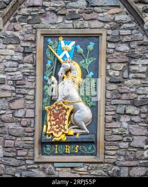 Stemma reale dell'unicorno scozzese e del leone d'Inghilterra sull'Abbey Court House vicino al Palazzo di Holyrood Foto Stock