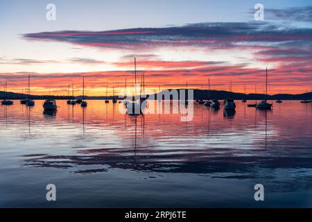 Un giorno perfetto: Alba sul Brisbane Water a Koolewong sulla Central Coast, NSW, Australia. Foto Stock