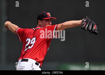 Il lanciatore FM RedHawks Trey Cumbie (29) offre un campo durante la partita dei FM Redhawks contro i Winnipeg Goldeyes nel baseball professionistico della American Association al Newman Outdoor Field di Fargo, ND, domenica 4 settembre 2023. Winnipeg ha vinto 7-2. Foto di Russell Hons/CSM. Foto Stock