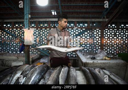 191129 -- TEHERAN, 29 novembre 2019 -- Un uomo vende pesce al mercato centrale del pesce nella città portuale di Bandar Abbas, Iran meridionale, 28 novembre 2019. Foto di /Xinhua IRAN-BANDAR ABBAS-CENTRAL FISH MARKET AhmadxHalabisaz PUBLICATIONxNOTxINxCHN Foto Stock