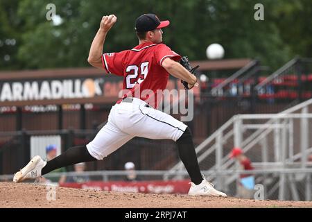 Il lanciatore FM RedHawks Trey Cumbie (29) offre un campo durante la partita dei FM Redhawks contro i Winnipeg Goldeyes nel baseball professionistico della American Association al Newman Outdoor Field di Fargo, ND, domenica 4 settembre 2023. Winnipeg ha vinto 7-2. Foto di Russell Hons/CSM. Foto Stock