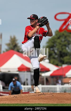 Il lanciatore FM RedHawks Trey Cumbie (29) offre un campo durante la partita dei FM Redhawks contro i Winnipeg Goldeyes nel baseball professionistico della American Association al Newman Outdoor Field di Fargo, ND, domenica 4 settembre 2023. Winnipeg ha vinto 7-2. Foto di Russell Hons/CSM. Foto Stock