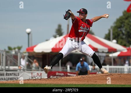 Il lanciatore FM RedHawks Trey Cumbie (29) offre un campo durante la partita dei FM Redhawks contro i Winnipeg Goldeyes nel baseball professionistico della American Association al Newman Outdoor Field di Fargo, ND, domenica 4 settembre 2023. Winnipeg ha vinto 7-2. Foto di Russell Hons/CSM. Foto Stock