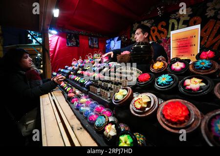 191130 -- BRUXELLES, 30 novembre 2019 -- Una donna acquista prodotti di parfum al mercatino di Natale durante le meraviglie invernali a Bruxelles, Belgio, 29 novembre 2019. Con una serie di attività come lo spettacolo di suoni e luci, il mercatino di Natale e così via, The Winter Wonders 2019 a Bruxelles è iniziato il 29 novembre 2019 e durerà fino al 5 gennaio 2020. BELGIO-BRUXELLES-MERAVIGLIE INVERNALI ZhengxHuansong PUBLICATIONxNOTxINxCHN Foto Stock