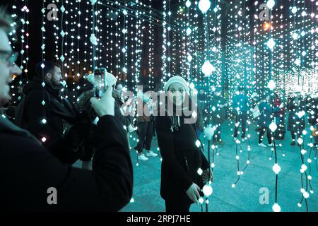 191130 -- BRUXELLES, 30 novembre 2019 -- le persone scattano foto in un'installazione luminosa durante le meraviglie invernali a Bruxelles, in Belgio, 29 novembre 2019. Con una serie di attività come lo spettacolo di suoni e luci, il mercatino di Natale e così via, The Winter Wonders 2019 a Bruxelles è iniziato il 29 novembre 2019 e durerà fino al 5 gennaio 2020. BELGIO-BRUXELLES-MERAVIGLIE INVERNALI ZhengxHuansong PUBLICATIONxNOTxINxCHN Foto Stock