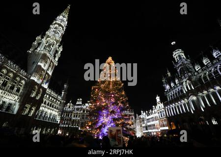 191130 -- BRUXELLES, 30 novembre 2019 -- la gente apprezza lo spettacolo di suoni e luci al Grand Place durante le meraviglie invernali a Bruxelles, in Belgio, 29 novembre 2019. Con una serie di attività come lo spettacolo di suoni e luci, il mercatino di Natale e così via, The Winter Wonders 2019 a Bruxelles è iniziato il 29 novembre 2019 e durerà fino al 5 gennaio 2020. BELGIO-BRUXELLES-MERAVIGLIE INVERNALI ZhengxHuansong PUBLICATIONxNOTxINxCHN Foto Stock