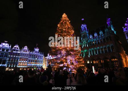 191130 -- BRUXELLES, 30 novembre 2019 -- le persone si godono lo spettacolo di suoni e luci al Grand Place durante le meraviglie invernali a Bruxelles, in Belgio, 29 novembre 2019. Con una serie di attività come lo spettacolo di suoni e luci, il mercatino di Natale e così via, The Winter Wonders 2019 a Bruxelles è iniziato il 29 novembre 2019 e durerà fino al 5 gennaio 2020. BELGIO-BRUXELLES-MERAVIGLIE INVERNALI ZhengxHuansong PUBLICATIONxNOTxINxCHN Foto Stock