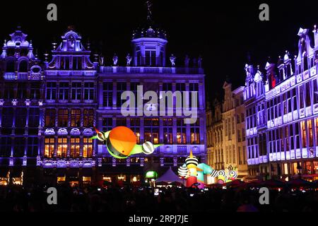 191130 -- BRUXELLES, 30 novembre 2019 -- la gente guarda una parata in mongolfiera al Grand Place durante le meraviglie invernali a Bruxelles, in Belgio, 29 novembre 2019. Con una serie di attività come lo spettacolo di suoni e luci, il mercatino di Natale e così via, The Winter Wonders 2019 a Bruxelles è iniziato il 29 novembre 2019 e durerà fino al 5 gennaio 2020. BELGIO-BRUXELLES-MERAVIGLIE INVERNALI ZhengxHuansong PUBLICATIONxNOTxINxCHN Foto Stock