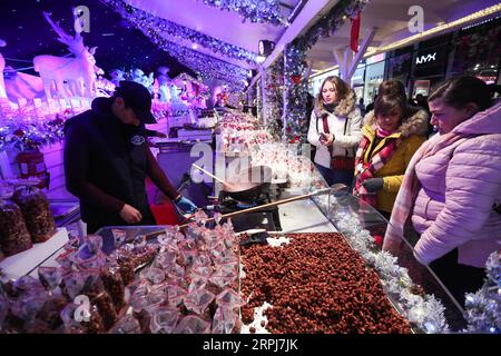 191130 -- BRUXELLES, 30 novembre 2019 -- la gente compra spuntini al mercatino di Natale durante le meraviglie invernali a Bruxelles, Belgio, 29 novembre 2019. Con una serie di attività come lo spettacolo di suoni e luci, il mercatino di Natale e così via, The Winter Wonders 2019 a Bruxelles è iniziato il 29 novembre 2019 e durerà fino al 5 gennaio 2020. BELGIO-BRUXELLES-MERAVIGLIE INVERNALI ZhengxHuansong PUBLICATIONxNOTxINxCHN Foto Stock