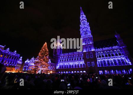 191130 -- BRUXELLES, 30 novembre 2019 -- le persone si godono lo spettacolo di suoni e luci al Grand Place durante le meraviglie invernali a Bruxelles, in Belgio, 29 novembre 2019. Con una serie di attività come lo spettacolo di suoni e luci, il mercatino di Natale e così via, The Winter Wonders 2019 a Bruxelles è iniziato il 29 novembre 2019 e durerà fino al 5 gennaio 2020. BELGIO-BRUXELLES-MERAVIGLIE INVERNALI ZhengxHuansong PUBLICATIONxNOTxINxCHN Foto Stock