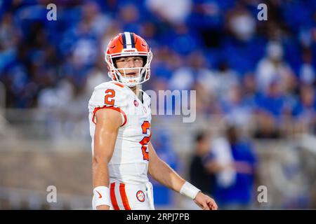 Durham, North Carolina, USA. 4 settembre 2023. Il quarterback dei Clemson Tigers Cade Klubnik (2) prima della partita dell'ACC Football contro i Duke Blue Devils al Wallace Wade Stadium di Durham, NC. (Scott Kinser/CSM). Credito: csm/Alamy Live News Foto Stock