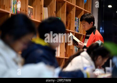 191130 -- HEFEI, 30 novembre 2019 - Junjun, un orfano affetto da HIV/AIDS, legge un libro nella città di Fuyang, nella provincia di Anhui della Cina orientale, 25 novembre 2019. È difficile collegare Junjun 18 anni con un orfano affetto da HIV/AIDS. Studiando in una scuola superiore a Fuyang, il ragazzo sfortunato ma sicuro di sé assomiglia ai suoi coetanei. Nato un bambino infetto da HIV a causa della trasmissione da madre a figlio nel 2001, Junjun è diventato orfano nel 2004 dopo che i suoi genitori sono morti di HIV/AIDS. Adottato dalla Fuyang AIDS Orphan Salvation Association, Junjun è stato in grado di ricevere la stessa istruzione dei bambini comuni e godere di una scuola felice Foto Stock