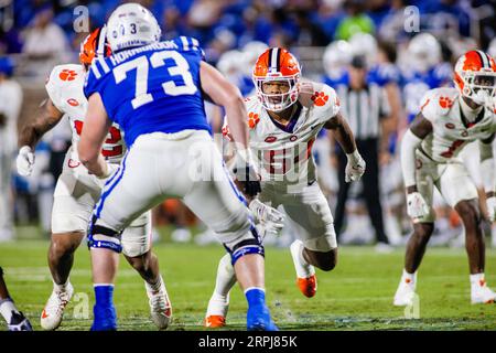 4 settembre 2023: Blitz del linebacker dei Clemson Tigers Jeremiah Trotter Jr. (54) durante il secondo quarto contro i Duke Blue Devils nel match ACC Football al Wallace Wade Stadium di Durham, NC. (Scott Kinser/CSM) (immagine di credito: © Scott Kinser/Cal Sport Media) Foto Stock