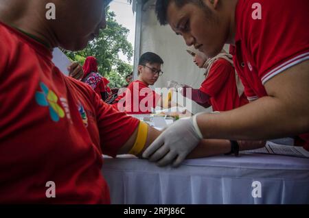 191130 -- BANDUNG, 30 novembre 2019 -- la gente fa un test del sangue per l'HIV/AIDS durante una campagna di sensibilizzazione pubblica in vista della giornata mondiale dell'AIDS a Bandung, Indonesia, 30 novembre 2019. Foto di /Xinhua INDONESIA-BANDUNG-WORLD AIDS DAY-CAMPAIGN Septianjar PUBLICATIONxNOTxINxCHN Foto Stock