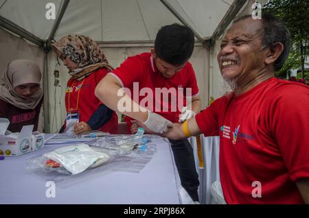 191130 - BANDUNG, 30 novembre 2019 - Un uomo fa un test del sangue per l'HIV/AIDS durante una campagna di sensibilizzazione pubblica in vista della giornata mondiale dell'AIDS a Bandung, Indonesia, 30 novembre 2019. Foto di /Xinhua INDONESIA-BANDUNG-WORLD AIDS DAY-CAMPAIGN Septianjar PUBLICATIONxNOTxINxCHN Foto Stock