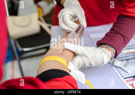 191130 -- BANDUNG, 30 novembre 2019 -- Un funzionario sanitario preleva campioni di sangue durante un test del sangue HIV/AIDS come parte di una campagna di sensibilizzazione pubblica in vista della giornata mondiale dell'AIDS a Bandung, Indonesia, 30 novembre 2019. Foto di /Xinhua INDONESIA-BANDUNG-WORLD AIDS DAY-CAMPAIGN Septianjar PUBLICATIONxNOTxINxCHN Foto Stock