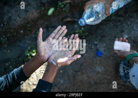 191201 -- PECHINO, 1 dicembre 2019 -- foto scattata il 29 novembre 2019 mostra un rifugiato che si lava le mani nel campo profughi Moria sull'isola di Lesbo, Grecia. Foto di /Xinhua XINHUA FOTO DEL GIORNO LefterisxPartsalis PUBLICATIONxNOTxINxCHN Foto Stock