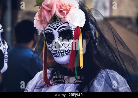 Ritratto di una donna sconosciuta che indossa la maschera cranio di zucchero dia de Los Muertos, modifica scura Foto Stock