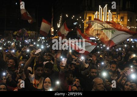 191202 -- PECHINO, 2 dicembre 2019 -- la gente partecipa a una protesta a Piazza al-Nour a Tripoli, Libano, il 1 dicembre 2019. Il Libano è stato testimone di proteste a livello nazionale per oltre 40 giorni. Foto di /Xinhua XINHUA FOTO DEL GIORNO Khalid PUBLICATIONxNOTxINxCHN Foto Stock