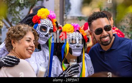 10.30.2022 - SAN ANTONIO, Texas - i turisti scattano foto con gli artisti al dia de Los Muertos, una celebrazione ispanica annuale Foto Stock