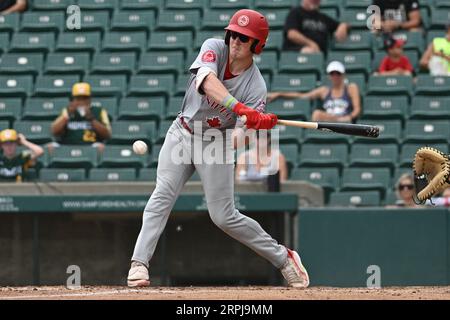 Winnipeg Goldeyes Tommy McCarthy (39) assiste a un lancio in arrivo durante la partita dei FM Redhawks contro i Winnipeg Goldeyes nel baseball professionistico della American Association al Newman Outdoor Field di Fargo, New Jersey, domenica 4 settembre 2023. Winnipeg ha vinto 7-2. Foto di Russell Hons/CSM Foto Stock