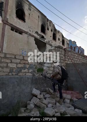 191202 -- TRIPOLI, 2 dicembre 2019 Xinhua -- Un combattente delle forze governative libiche sostenute dalle Nazioni Unite si vede a sud di Tripoli, Libia, il 2 dicembre 2019. Scoppiarono pesanti scontri lunedì a sud di Tripoli tra le forze del governo appoggiato dalle Nazioni Unite e l'esercito con sede a est, causando vittime civili e militari. Foto di Hamza Turkia/Xinhua LIBIA-TRIPOLI-SCONTRI PESANTI PUBLICATIONxNOTxINxCHN Foto Stock