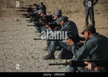 191203 -- JALALABAD, 3 dicembre 2019 Xinhua -- poliziotti afghani prendono parte ad un addestramento militare nel distretto di Rodat nella provincia di Nangarhar, Afghanistan, 2 dicembre 2019. Circa 70 membri della polizia nazionale afghana hanno ricevuto un addestramento di sei mesi nella provincia di Nangarhar, secondo un funzionario locale. Foto di Saifurahman Safi/Xinhua AFGHANISTAN-NANGARHAR-MILITARY TRAINING PUBLICATIONxNOTxINxCHN Foto Stock