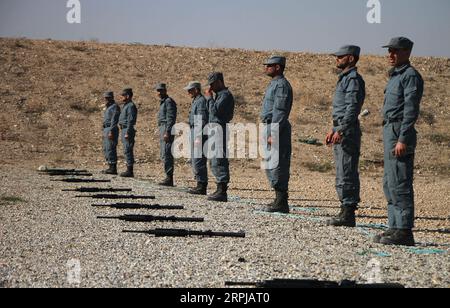 191203 -- JALALABAD, 3 dicembre 2019 Xinhua -- poliziotti afghani prendono parte ad un addestramento militare nel distretto di Rodat nella provincia di Nangarhar, Afghanistan, 2 dicembre 2019. Circa 70 membri della polizia nazionale afghana hanno ricevuto un addestramento di sei mesi nella provincia di Nangarhar, secondo un funzionario locale. Foto di Saifurahman Safi/Xinhua AFGHANISTAN-NANGARHAR-MILITARY TRAINING PUBLICATIONxNOTxINxCHN Foto Stock