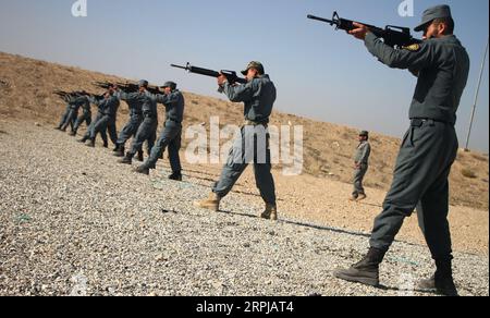 191203 -- JALALABAD, 3 dicembre 2019 Xinhua -- poliziotti afghani prendono parte ad un addestramento militare nel distretto di Rodat nella provincia di Nangarhar, Afghanistan, 2 dicembre 2019. Circa 70 membri della polizia nazionale afghana hanno ricevuto un addestramento di sei mesi nella provincia di Nangarhar, secondo un funzionario locale. Foto di Saifurahman Safi/Xinhua AFGHANISTAN-NANGARHAR-MILITARY TRAINING PUBLICATIONxNOTxINxCHN Foto Stock