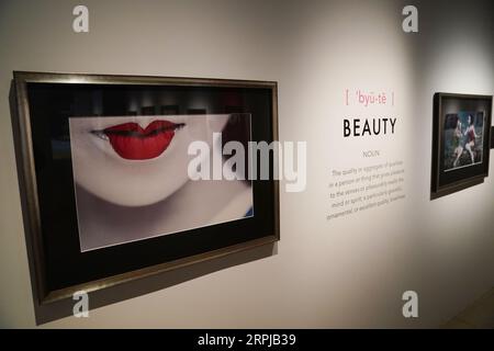 191203 -- WASHINGTON, 3 dicembre 2019 -- foto scattata il 3 dicembre 2019 mostra una fotografia scattata da Jodi Cobb L alla mostra Women: A Century of Change in Washington D.C., Stati Uniti. Più di 100 immagini esposte durante la mostra rivelano la vita delle donne in tutto il mondo. U.S.-WASHINGTON D.C.-MOSTRA FOTOGRAFICA LiuxJie PUBLICATIONxNOTxINxCHN Foto Stock