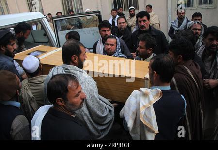 191204 -- JALALABAD, 4 dicembre 2019 -- la gente del posto porta la bara di una vittima uccisa in un attacco nella città di Jalalabad, Afghanistan, 4 dicembre 2019. Cinque dipendenti di un'agenzia di aiuti sono stati uccisi e un membro dello staff internazionale dell'agenzia è stato ferito quando i terroristi hanno attaccato un veicolo nella città di Jalalabad, capitale dell'Afghanistan nella provincia orientale di Nangarhar mercoledì, ha detto un portavoce del governo provinciale. Foto di Saifurahman Safi/Xinhua AFGHANISTAN-NANGARHAR-ATTACK-AID AGENCY XinhuaxKabul PUBLICATIONxNOTxINxCHN Foto Stock