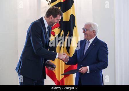 191204 -- BERLINO, 4 dicembre 2019 -- il presidente tedesco Frank-Walter Steinmeier R stringe la mano all'ex giocatore di basket tedesco Dirk Nowitzki durante una cerimonia per l'ordine al merito della Repubblica federale di Germania al Palazzo Bellevue di Berlino, capitale della Germania, il 4 dicembre 2019. SPGERMANY-BERLIN-BASKETBALL-DIRK NOWITZKI ShanxYuqi PUBLICATIONxNOTxINxCHN Foto Stock