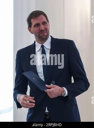 191204 -- BERLINO, 4 dicembre 2019 -- l'ex giocatore di basket tedesco Dirk Nowitzki reagisce durante una cerimonia per l'ordine al merito della Repubblica Federale di Germania al Palazzo Bellevue di Berlino, capitale della Germania, il 4 dicembre 2019. SPGERMANY-BERLIN-BASKETBALL-DIRK NOWITZKI ShanxYuqi PUBLICATIONxNOTxINxCHN Foto Stock