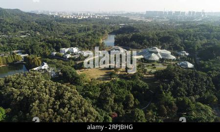 191204 -- GUANGZHOU, 4 dicembre 2019 -- foto aerea scattata il 3 dicembre 2019 mostra una vista del Giardino Botanico della Cina meridionale a Guangzhou, nella provincia del Guangdong della Cina meridionale. Xinhua titoli: La saggezza cinese si radica nella foresta pluviale amazzonica DengxHua PUBLICATIONxNOTxINxCHN Foto Stock