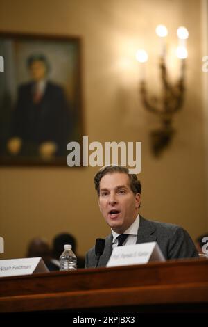 191204 -- WASHINGTON, 4 dicembre 2019 -- Noah Feldman, professore di legge alla Harvard Law School, testimonia davanti al Comitato giudiziario della camera degli Stati Uniti su Capitol Hill a Washington D.C., negli Stati Uniti, il 4 dicembre 2019. Il Comitato giudiziario della camera, guidato dai democratici, ha assunto un impeachment di mesi che ha portato avanti il presidente degli Stati Uniti Donald Trump tenendo la sua prima audizione mercoledì. U.S.-WASHINGTON D.C.-HOUSE-JUSTIARY COMMITTEE-HEARING-IMPEACHMENT INVESTIGATION-TRUMP LIUXJIE PUBLICATIONXNOTXINXCHN Foto Stock