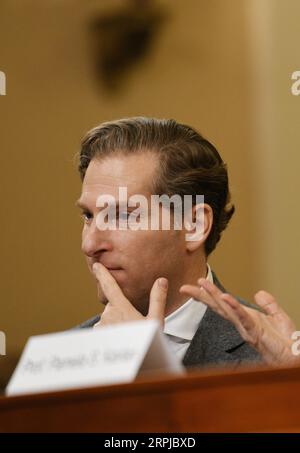 191204 -- WASHINGTON, 4 dicembre 2019 -- Noah Feldman, professore di legge alla Harvard Law School, testimonia davanti al Comitato giudiziario della camera degli Stati Uniti su Capitol Hill a Washington D.C., negli Stati Uniti, il 4 dicembre 2019. Il Comitato giudiziario della camera, guidato dai democratici, ha assunto un impeachment di mesi che ha portato avanti il presidente degli Stati Uniti Donald Trump tenendo la sua prima audizione mercoledì. U.S.-WASHINGTON D.C.-HOUSE-JUSTIARY COMMITTEE-HEARING-IMPEACHMENT INVESTIGATION-TRUMP LIUXJIE PUBLICATIONXNOTXINXCHN Foto Stock