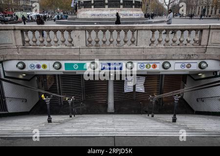 191205 -- PARIGI, 5 dicembre 2019 Xinhua -- la foto scattata il 5 dicembre 2019 mostra una stazione della metropolitana chiusa a causa di uno sciopero a Parigi, in Francia. Le stazioni ferroviarie e della metropolitana sono deserte, le scuole sono chiuse e molti aerei sono stati messi a terra nelle città francesi giovedì, mentre i sindacati del paese hanno organizzato uno sciopero nazionale per costringere il presidente Emmanuel Macron ad abbandonare la riforma pensionistica. Foto di Aurelien Morissard/Xinhua FRANCIA-PARIGI-SCIOPERO NAZIONALE-RIFORMA DELLA PENSIONE PUBLICATIONxNOTxINxCHN Foto Stock