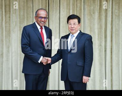 191206 -- PECHINO, 6 dicembre 2019 -- il consigliere di Stato cinese e ministro della pubblica sicurezza Zhao Kezhi incontra il ministro degli affari interni di Singapore e il ministro della legge Kasiviswanathan Shanmugam a Pechino, capitale della Cina, 6 dicembre 2019. CHINA-BEIJING-ZHAO KEZHI-SINGAPORE-RIUNIONE DEL MINISTRO DEGLI INTERNI CN LIXXIANG PUBLICATIONXNOTXINXCHN Foto Stock
