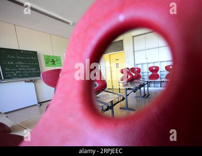 Stoccarda, Germania. 4 settembre 2023. Le sedie sono allineate sui tavoli in un'aula di una scuola elementare di Stoccarda. La prossima settimana, a partire dall'11 settembre, il nuovo anno scolastico inizia a Baden-Württemberg dopo le vacanze estive. In una conferenza stampa, il GEW dell'unione per l'istruzione commenta il 05.09.2023 sull'anno scolastico iniziale. Crediti: Bernd Weißbrod/dpa/Alamy Live News Foto Stock