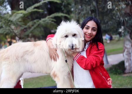 191207 -- CAIRO, 7 dicembre 2019 Xinhua -- Una ragazza posa con un cane durante un carnevale al Cairo, Egitto, il 6 dicembre 2019. Tenuto presso il giardino del Centro bambini del Cairo per la civiltà e la creatività, l'Aleef 4th Open Air Pets Carnival, iniziato venerdì, ha attirato migliaia di proprietari di animali domestici e amanti. Xinhua/Ahmed Gomaa EGITTO-CAIRO-PET CARNEVALE PUBLICATIONxNOTxINxCHN Foto Stock