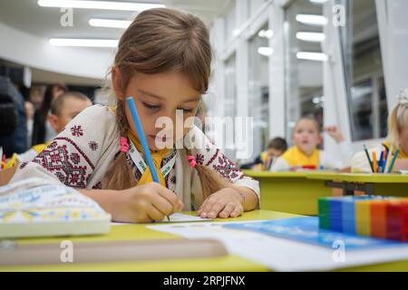 Kharkiv, Ucraina. 4 settembre 2023. Una ragazza ha visto disegnare in un'aula alla stazione della metropolitana. Alcuni bambini ucraini si ritrovano a iniziare l'anno scolastico il 4 settembre in una stazione della metropolitana a Charkiv, la seconda città più grande dell'Ucraina. Poiché la città orientale è vicina al confine russo, le scuole ufficiali della paura possono essere un obiettivo facile. Ufficiale ha costruito 60 aule in 5 stazioni della metropolitana a Charkiv, consentendo a più di 1.000 bambini di tornare a scuola. Credito: SOPA Images Limited/Alamy Live News Foto Stock