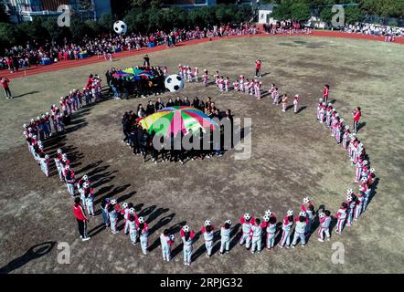 191209 -- CHANGXING, 9 dicembre 2019 -- foto aerea scattata il 9 dicembre 2019 mostra studenti e insegnanti che giocano con i palloni durante un'attività a tema calcistico in un asilo nella provincia dello Zhejiang nella contea di Changxing, nella Cina orientale. CHINA-ZHEJIANG-CHANGXING-FUN GAMES-FOOTBALL CN XUXYU PUBLICATIONXNOTXINXCHN Foto Stock