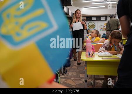 Kharkiv, Ucraina. 4 settembre 2023. Un insegnante visto in un'aula alla stazione della metropolitana. Alcuni bambini ucraini si ritrovano a iniziare l'anno scolastico il 4 settembre in una stazione della metropolitana a Charkiv, la seconda città più grande dell'Ucraina. Poiché la città orientale è vicina al confine russo, le scuole ufficiali della paura possono essere un obiettivo facile. Ufficiale ha costruito 60 aule in 5 stazioni della metropolitana a Charkiv, consentendo a più di 1.000 bambini di tornare a scuola. (Foto di Ashley Chan/SOPA Images/Sipa USA) credito: SIPA USA/Alamy Live News Foto Stock