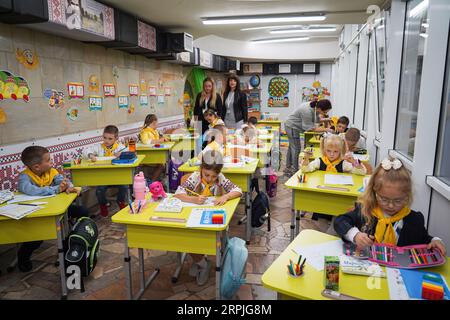 Kharkiv, Ucraina. 4 settembre 2023. Gli insegnanti vengono visti in classe alla stazione della metropolitana. Alcuni bambini ucraini si ritrovano a iniziare l'anno scolastico il 4 settembre in una stazione della metropolitana a Charkiv, la seconda città più grande dell'Ucraina. Poiché la città orientale è vicina al confine russo, le scuole ufficiali della paura possono essere un obiettivo facile. Ufficiale ha costruito 60 aule in 5 stazioni della metropolitana a Charkiv, consentendo a più di 1.000 bambini di tornare a scuola. (Foto di Ashley Chan/SOPA Images/Sipa USA) credito: SIPA USA/Alamy Live News Foto Stock