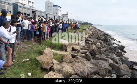 191209 -- COLOMBO, 9 dicembre 2019 -- le persone scattano foto di un elefante del sud nella zona costiera della capitale Colombo in Sri Lanka, 9 dicembre 2019. Una foca elefante meridionale è stata avvistata per la prima volta nelle acque dello Sri Lanka e ha attratto molti abitanti del luogo mentre si è schiantata al largo della costa della capitale Colombo alla ricerca di un posto da trasportare, hanno affermato i media locali. La foca è stata avvistata per la prima volta nelle acque meridionali dello Sri lanka, al largo della città turistica di Unawatuna, situata a circa 144 km dalla capitale Colombo a metà novembre. Da allora, si è fatta strada fino alla costa occidentale dello Sri Lanka, cercando f Foto Stock